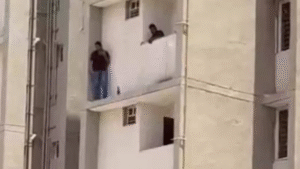 ‘कूद जाऊंगा…’, दरवाजे पर खड़ी थी पुलिस, बालकनी की छत पर चढ़कर लाइव वीडियो बनाने लगा कुख्यात अपराधी