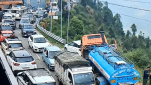 वीकेंड पर पर्यटकों से गुलजार उत्तराखंड के हिल स्टेशन, धनोल्टी में पर्यटकों की भीड़; लगा लंबा जाम